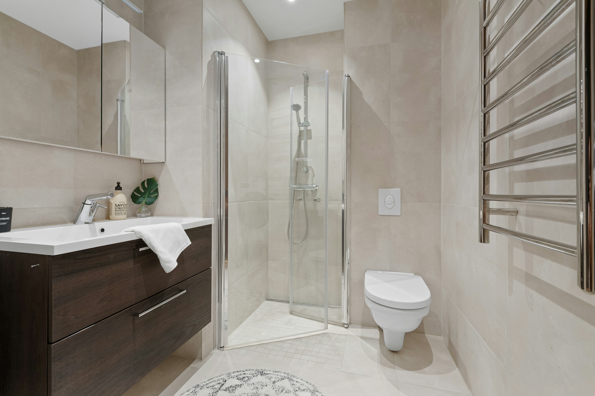5 Tips to Keep Your Washroom Sparkling Clean Between Professional Cleans